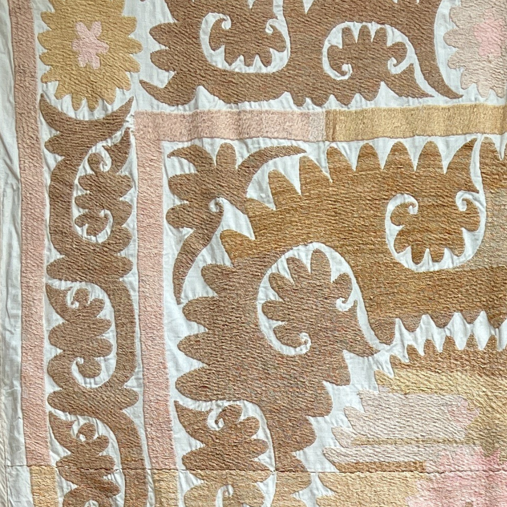 
                      
                        Medium Suzani 066
                      
                    