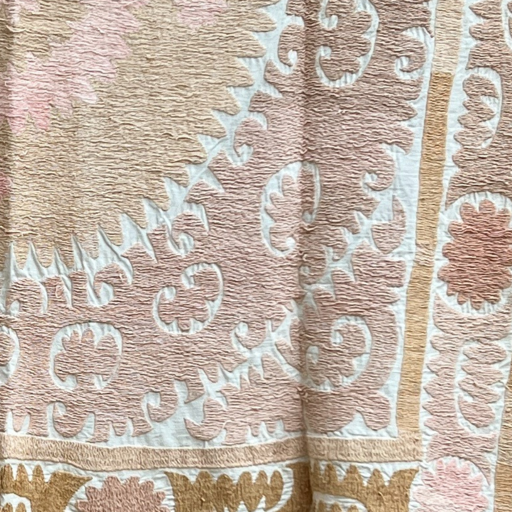
                      
                        Medium Suzani 067
                      
                    